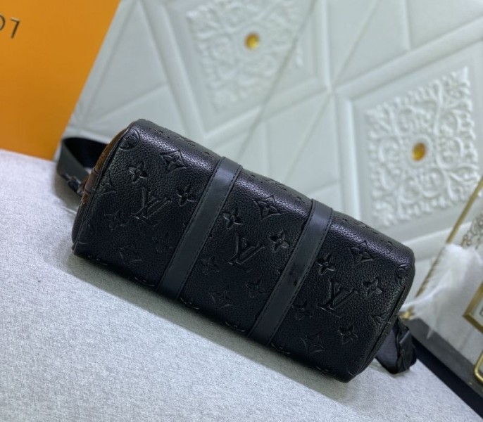 L0vis Vvtt0n Taurillon Monogram Leather Keepall Bandouliere 25 In Black