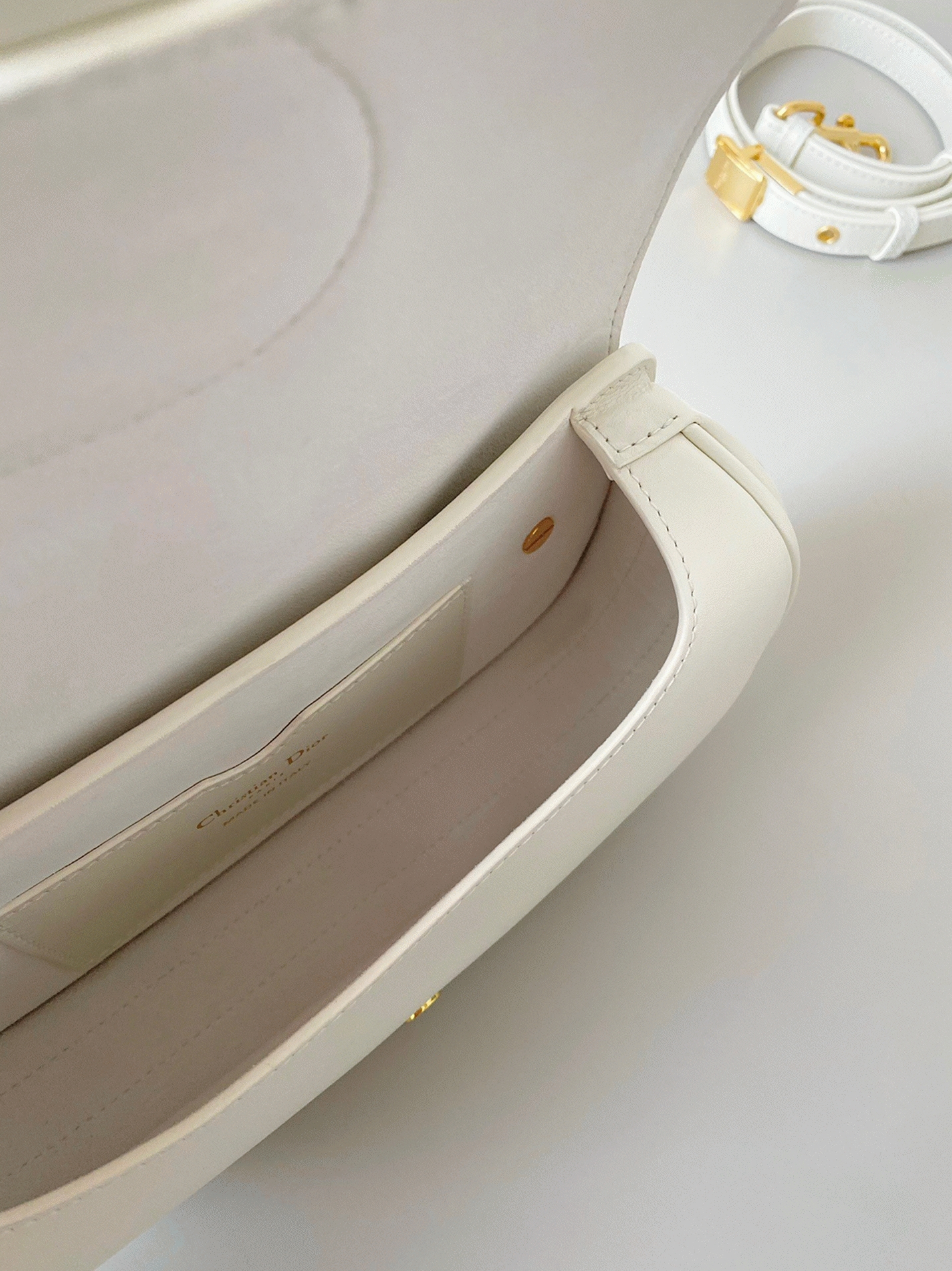 D10r Bobby East-West Bag Fake in White