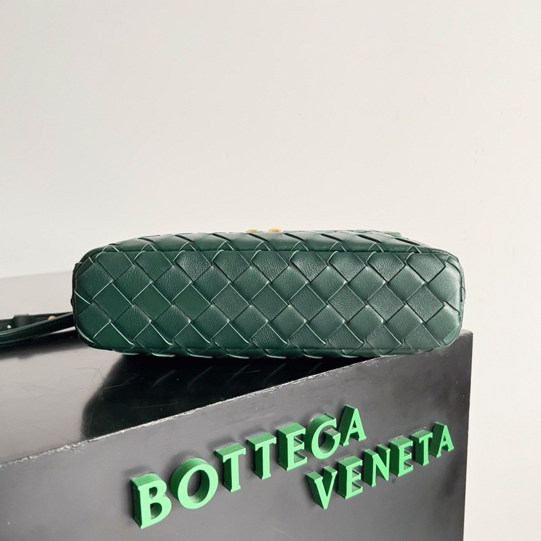 Fake B0tt*ga Ven*ta Bang Bang Vanity Case Green