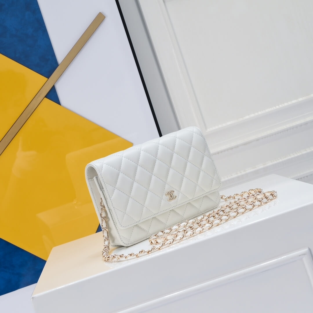 Ch**el classic chain wallet