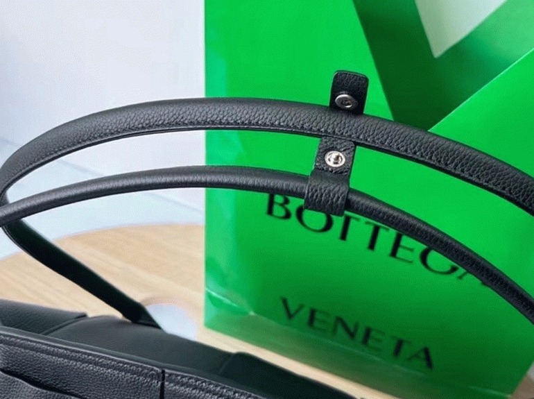 Top Quality Knockoff B0tt*ga Ven*ta Arco Medium Bag In Black Grained Leather