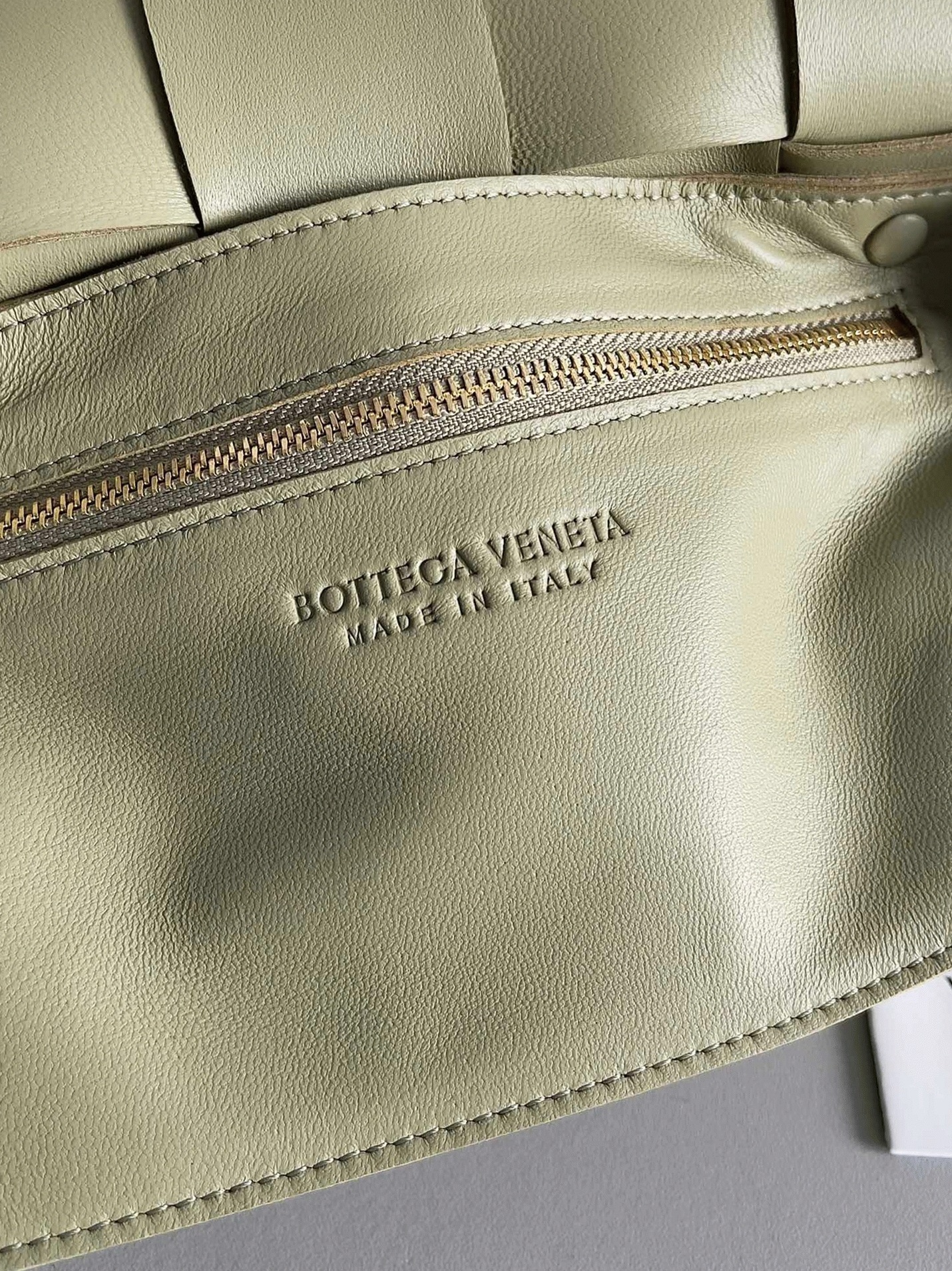 Top Quality Fake B0tt*ga Ven*ta Cassett Bag In Travertine
