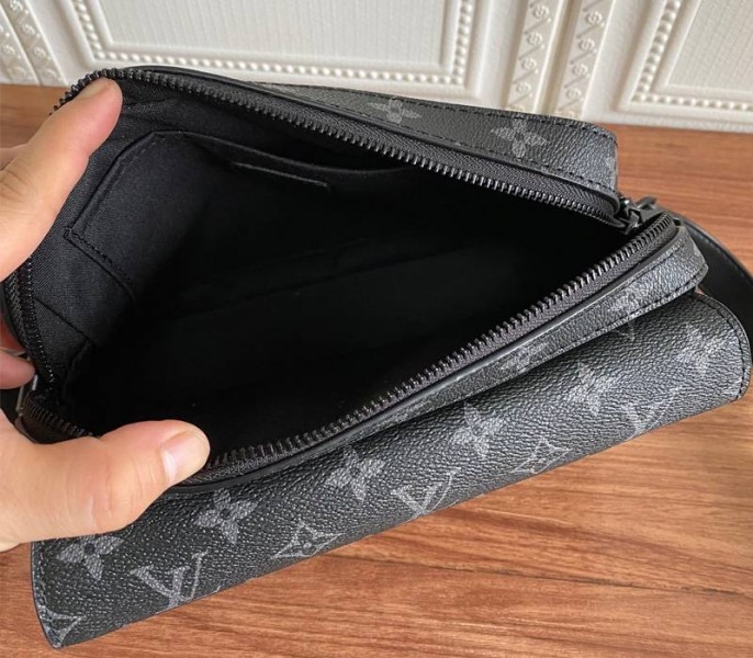 L0vis Vvtt0n Taurillon Leather Steamer Messenger Bag