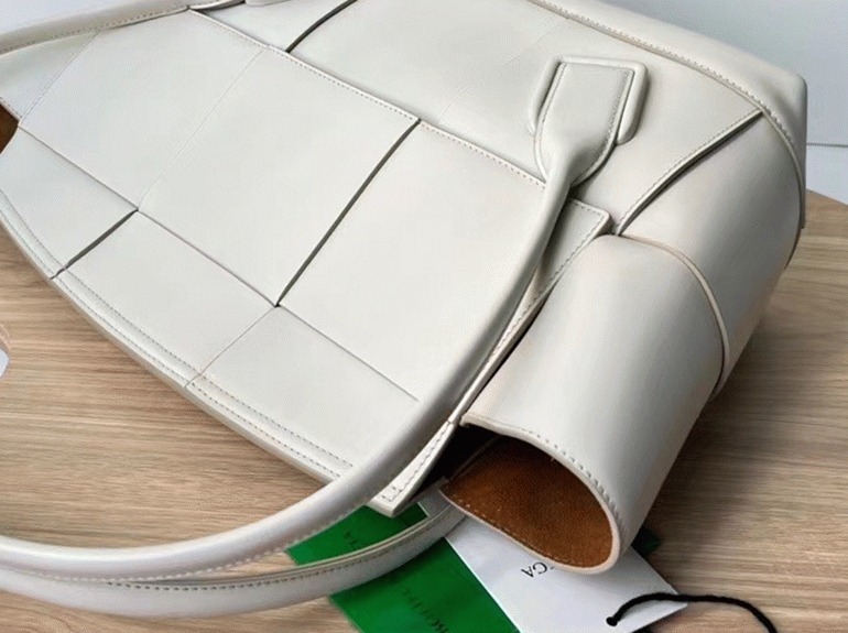 Top Quality Knockoff B0tt*ga Ven*ta Arco Mini Bag In White Intrecciato Leather