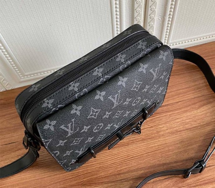 L0vis Vvtt0n Taurillon Leather Steamer Messenger Bag