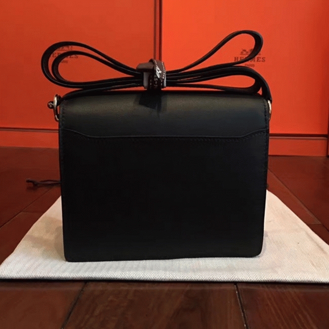 Black knockoff H**me5 Mini Sac Roulis handbag
