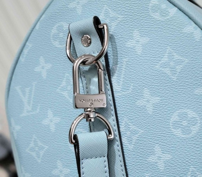 L0vis Vvtt0n Taiga Leather Keepall Bandouliere 50 Travel Bag In Miami Green