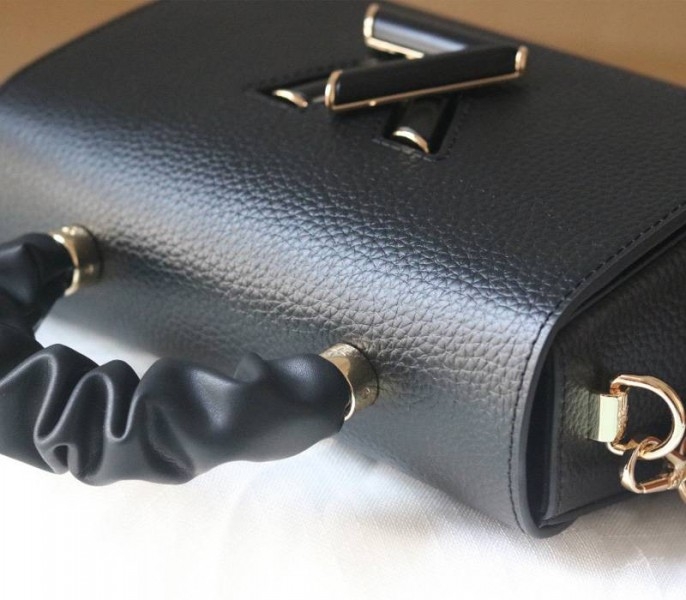L0vis Vvtt0n Taurillon Leather Twist MM Scrunchie Handle In Black