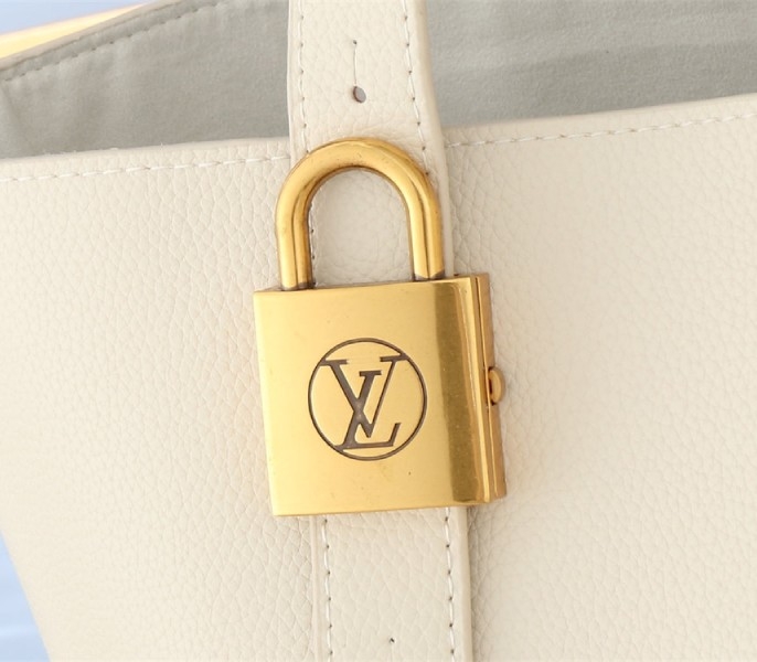 L0vis Vvtt0n Low Key Cabas MM Bag In Quartz White