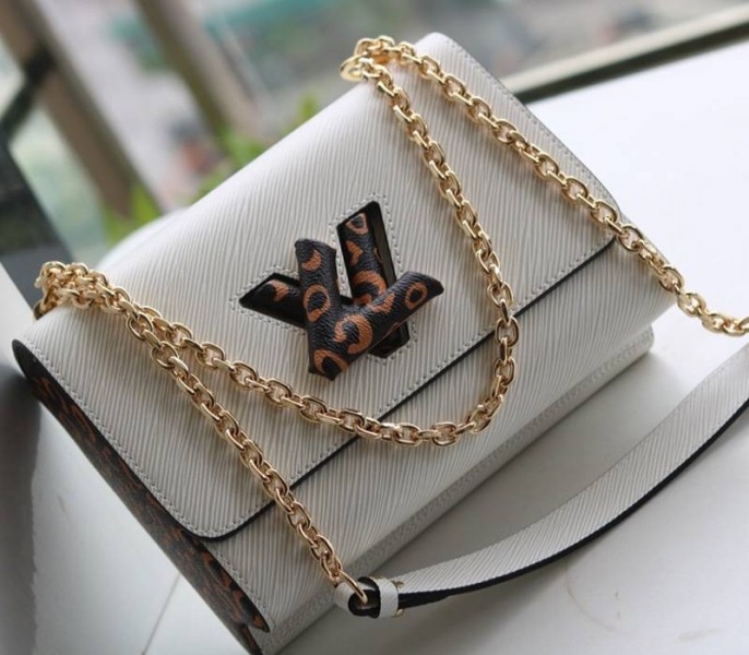 L0vis Vvtt0n Epi Leather Jungle Edition Twist MM Bag In Optic White