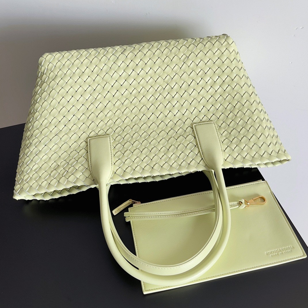 Top Quality Knockoff B0tt*ga Ven*ta Cabat Medium Bag In Lemon Intrecciato Lambskin