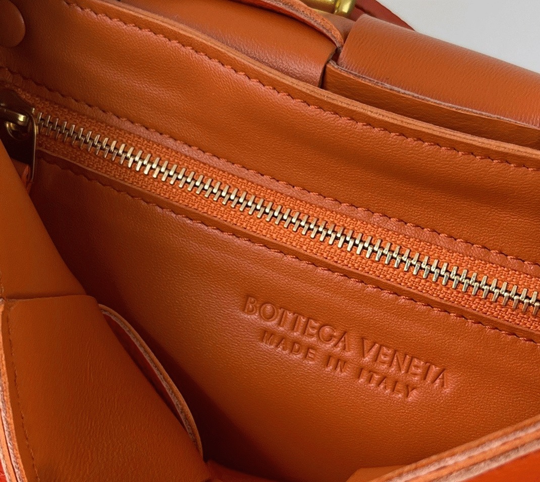 Top Quality Knockoff B0tt*ga Ven*ta Cassette Bag In Maple