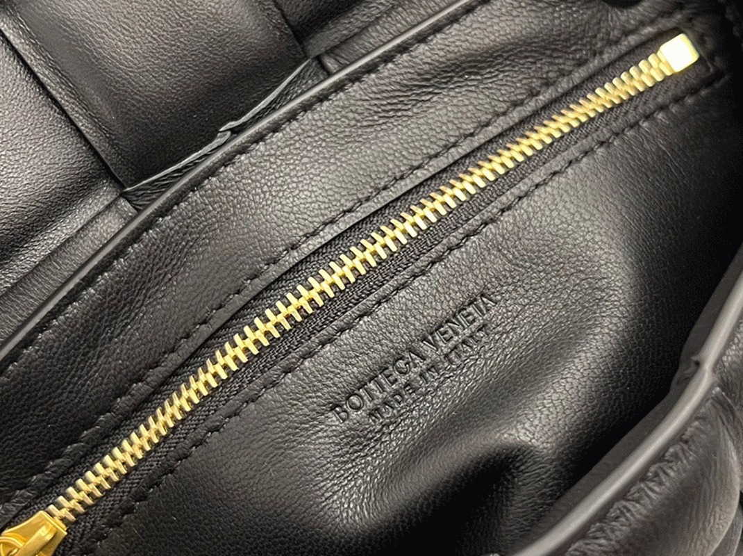 Knockoff B0tt*ga Ven*ta Small Padded Cassette Bag Black
