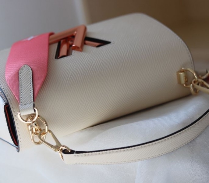 L0vis Vvtt0n Epi Leather Twist MM Handbag In Quartz White With Gradient Strap