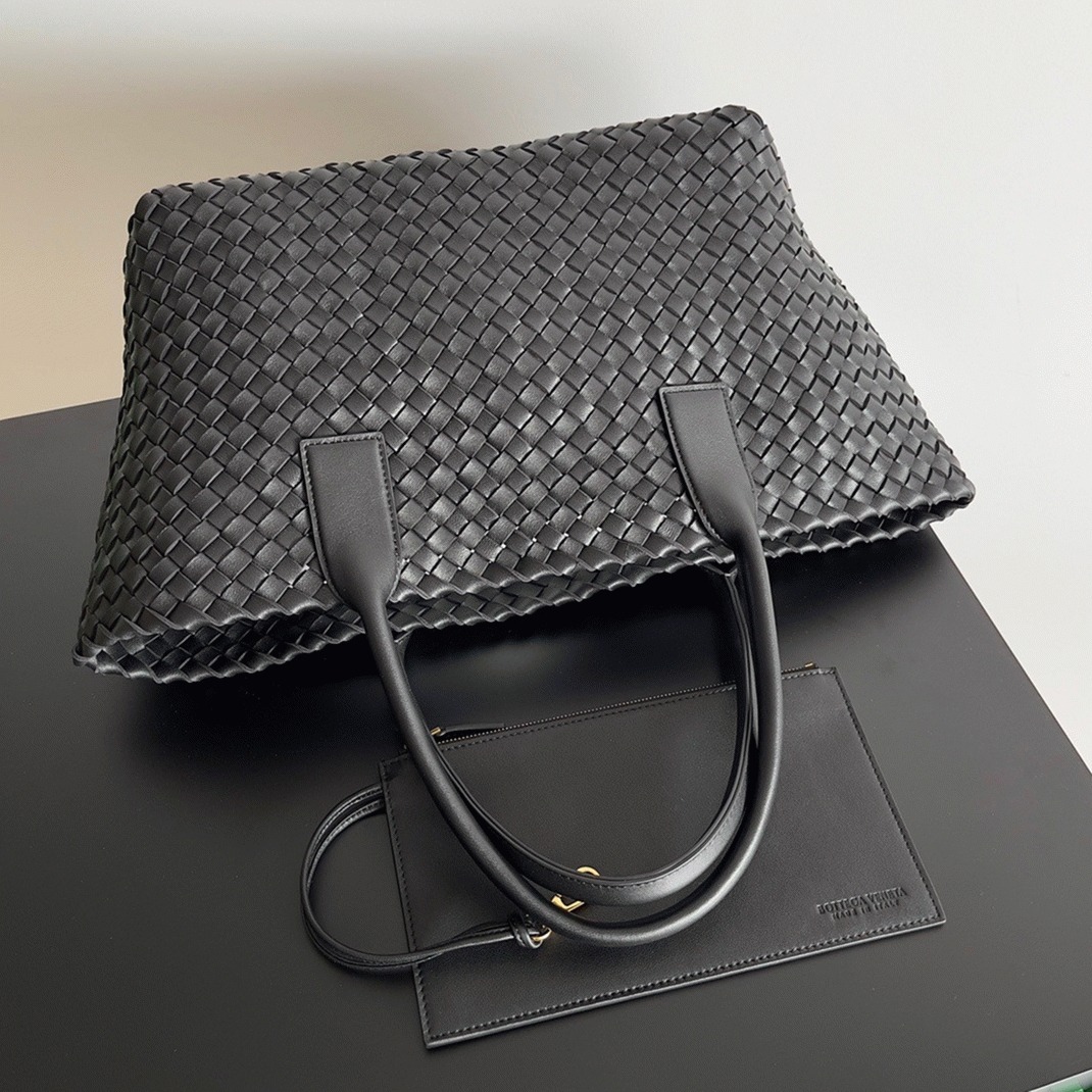 Top Quality Replica B0tt*ga Ven*ta Cabat Medium Bag In Black Intrecciato Lambskin