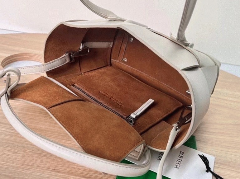 Top Quality Fake B0tt*ga Ven*ta Arco Mini Bag In White