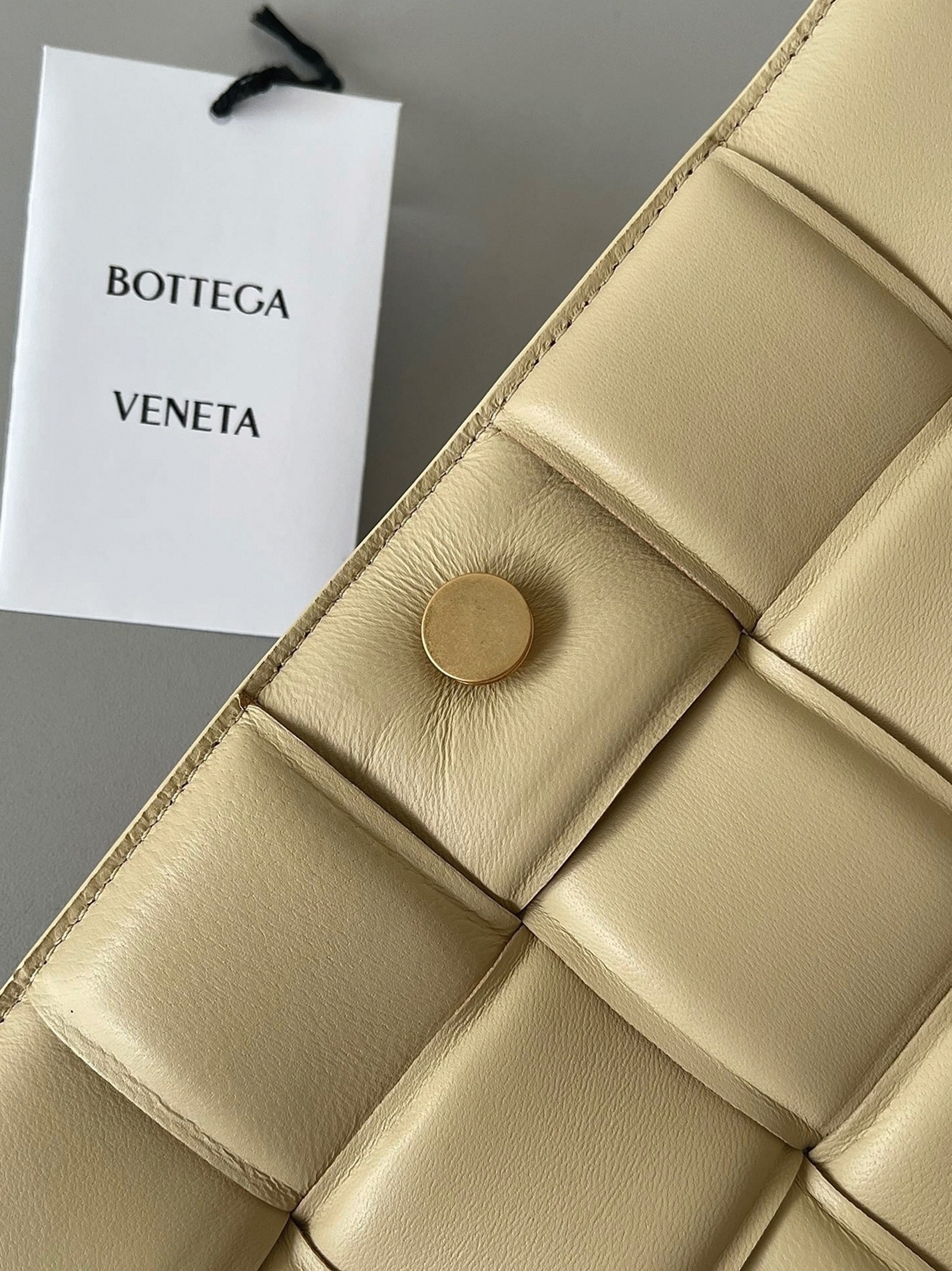 Top Quality Knockoff B0tt*ga Ven*ta Padded Cassette Bag In Porridge