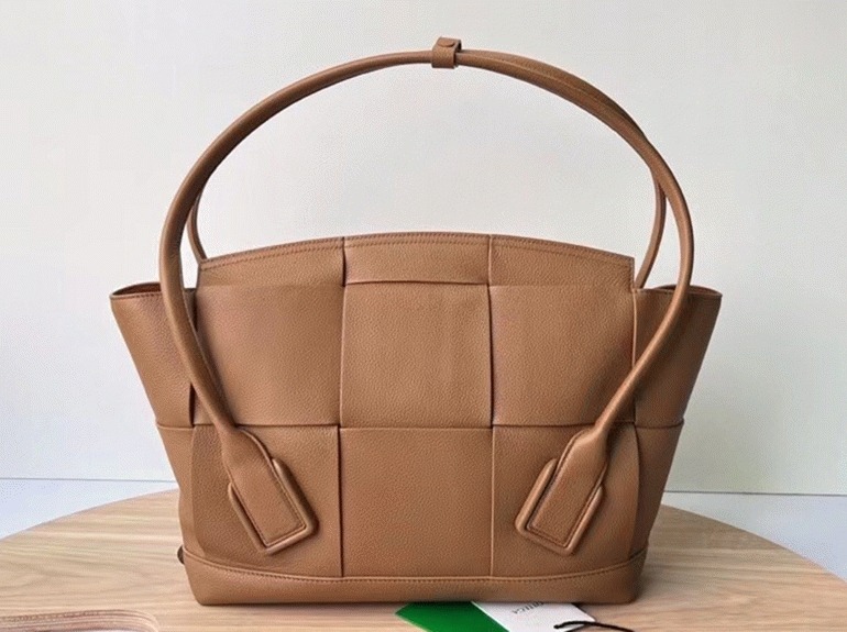Top Quality Replica B0tt*ga Ven*ta Arco Medium Bag In Caramel