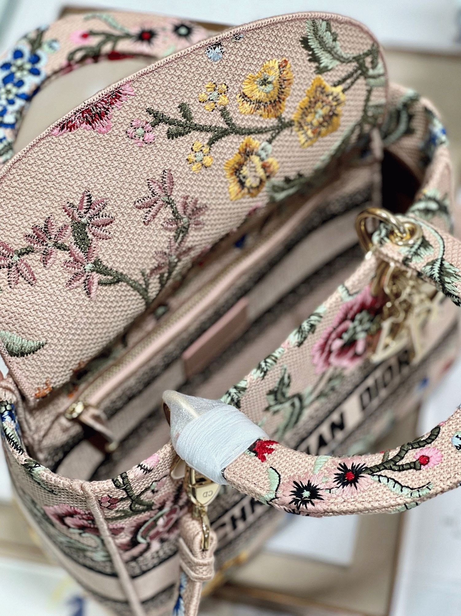 D10r Lady D-Lite Medium Bag Fake in Beige Raffia Embroidered with D10r Petites Fleurs
