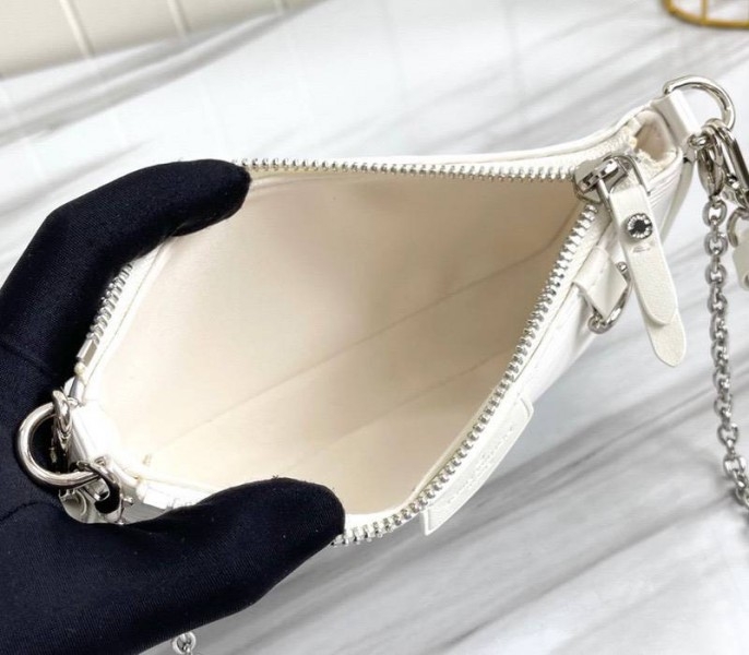 L0vis Vvtt0n Epi Leather Easy Pouch On Strap In Quartz White