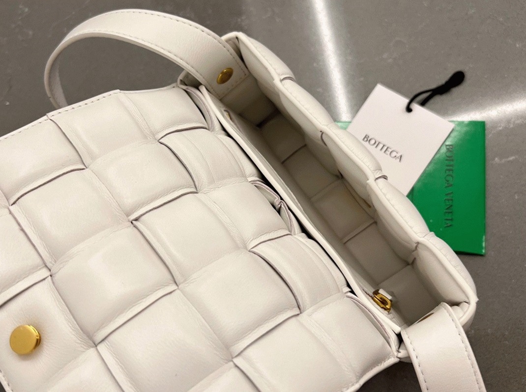Fake B0tt*ga Ven*ta Small Padded Cassette Bag White