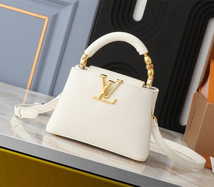 L0vis Vvtt0n Capucines Mini Capucines Handbag In Quartz White