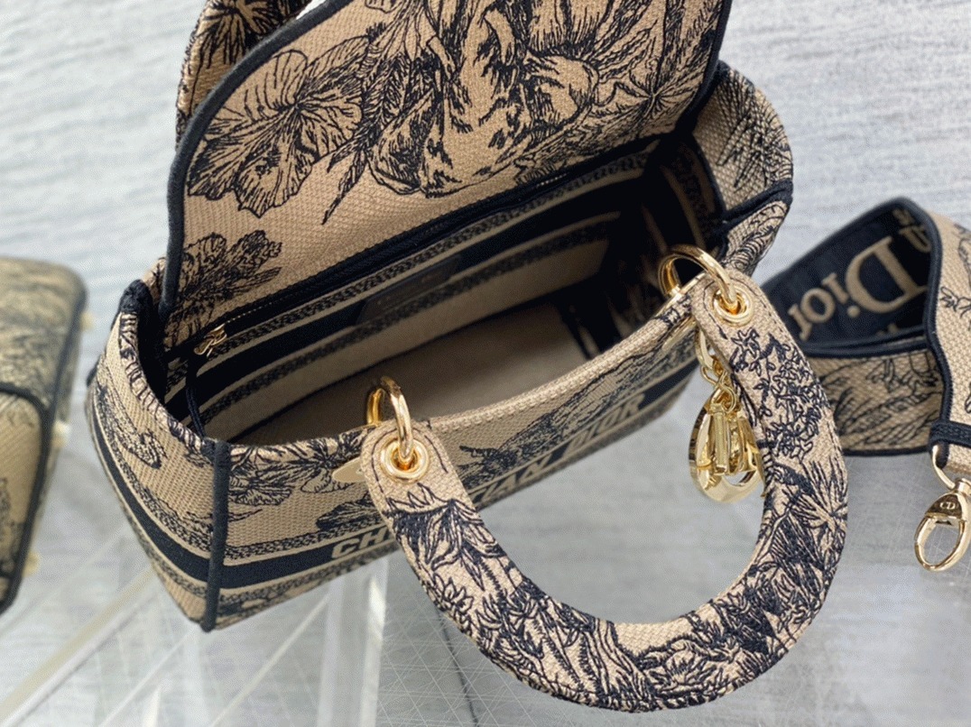 D10r Lady D-Lite Medium Bag Fake in Beige Toile de Jouy Voyage Embroidery