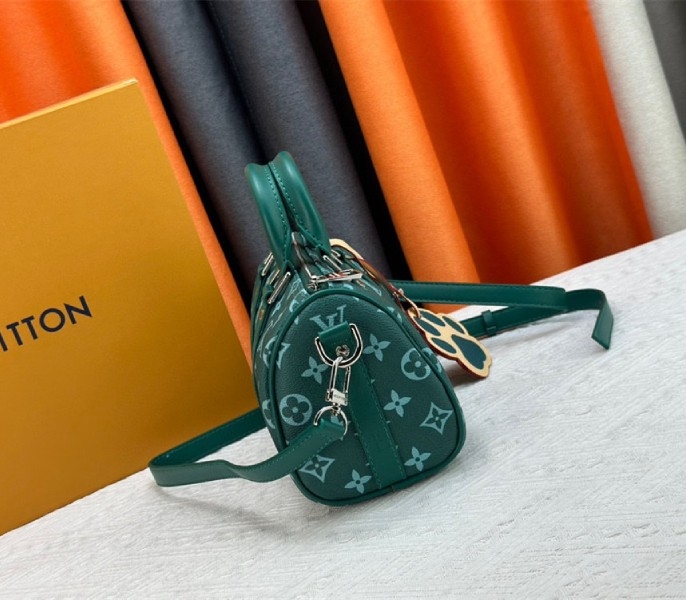 L0vis Vvtt0n Monogram Heritage Canvas Keepall Bandouliere 25 In Green