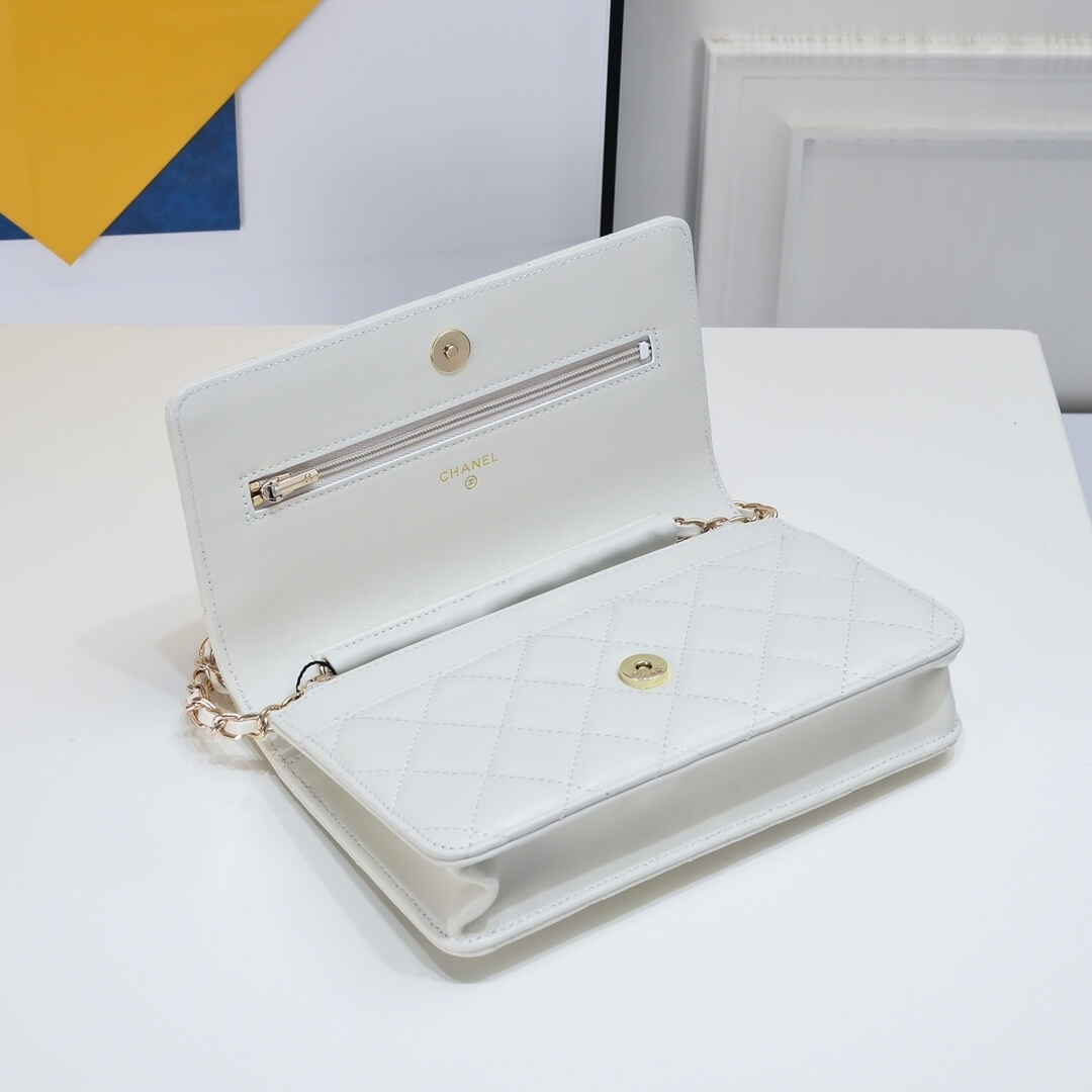 Ch**el classic chain wallet