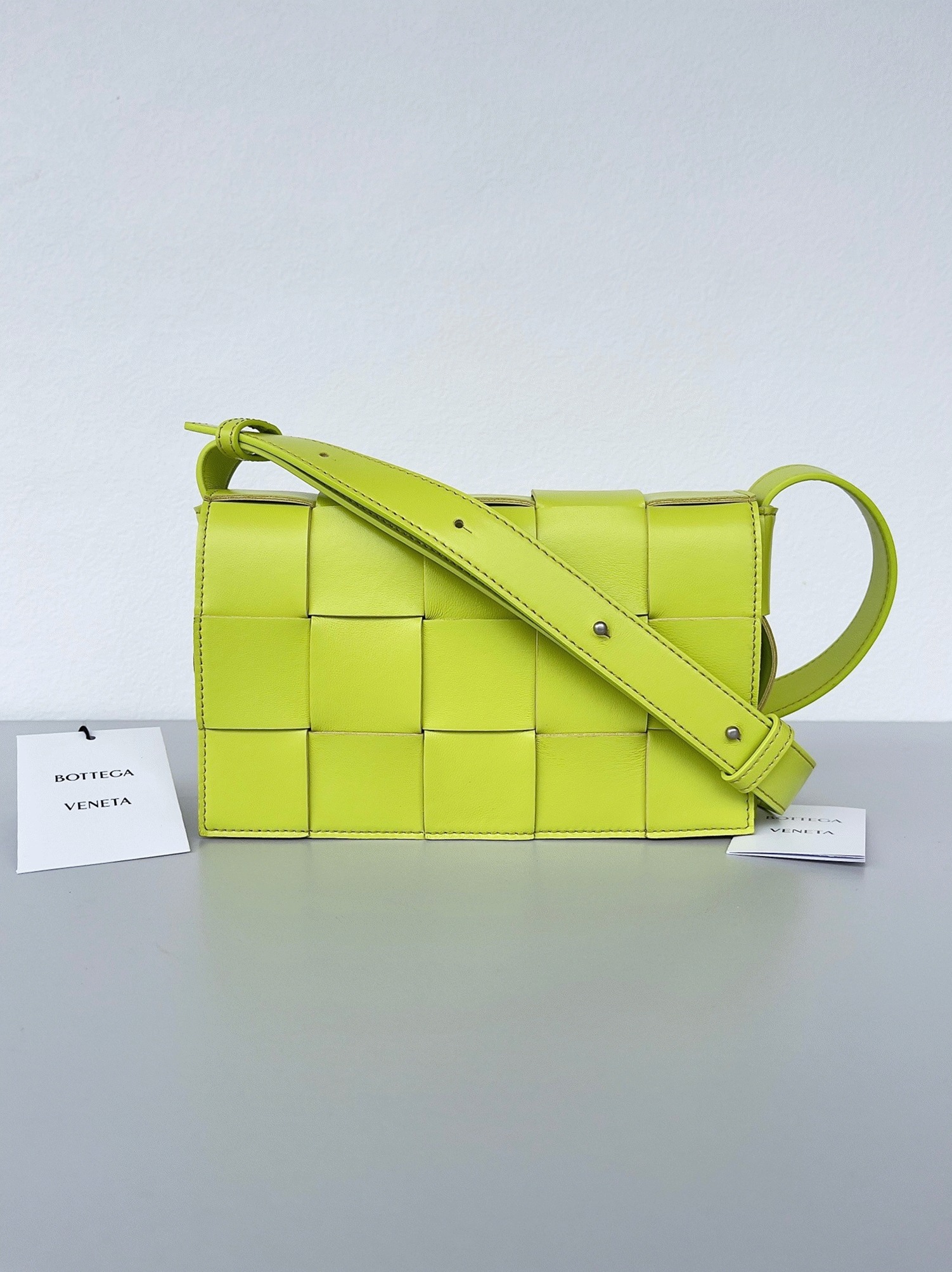 Top Quality Replica B0tt*ga Ven*ta Cassett Bag In Acid Kiwi