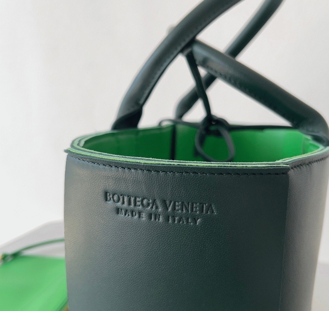 Fake B0tt*ga Ven*ta Arco Medium Tote Green