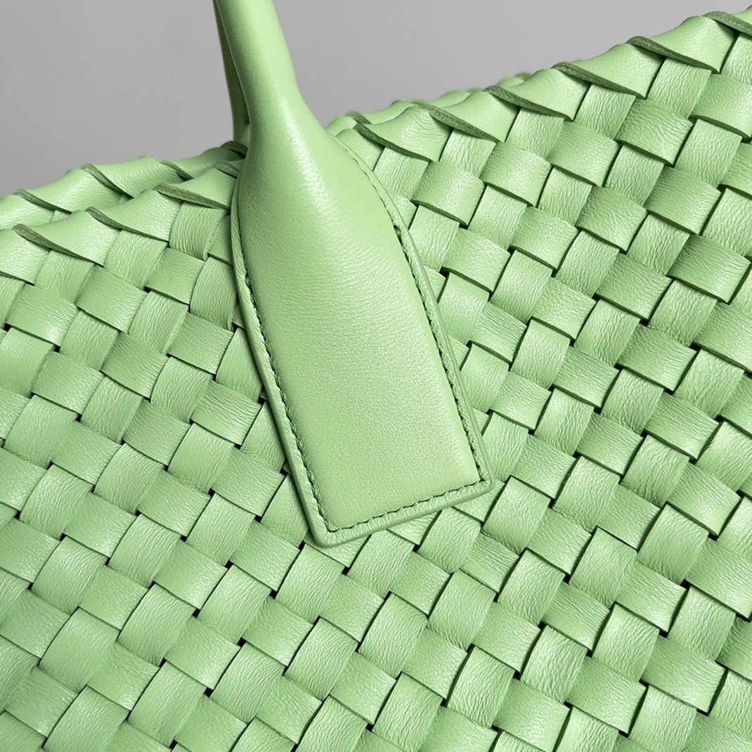 Top Quality Fake B0tt*ga Ven*ta Cabat Medium Bag In Pistachio