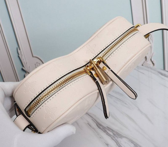 L0vis Vvtt0n Monogram Empreinte Game On Coeur Bag In Cream