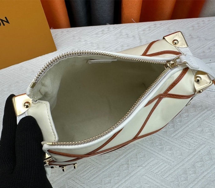 L0vis Vvtt0n Malletage Leather Side Trunk MM In Cream Beige And Chestnut Brown