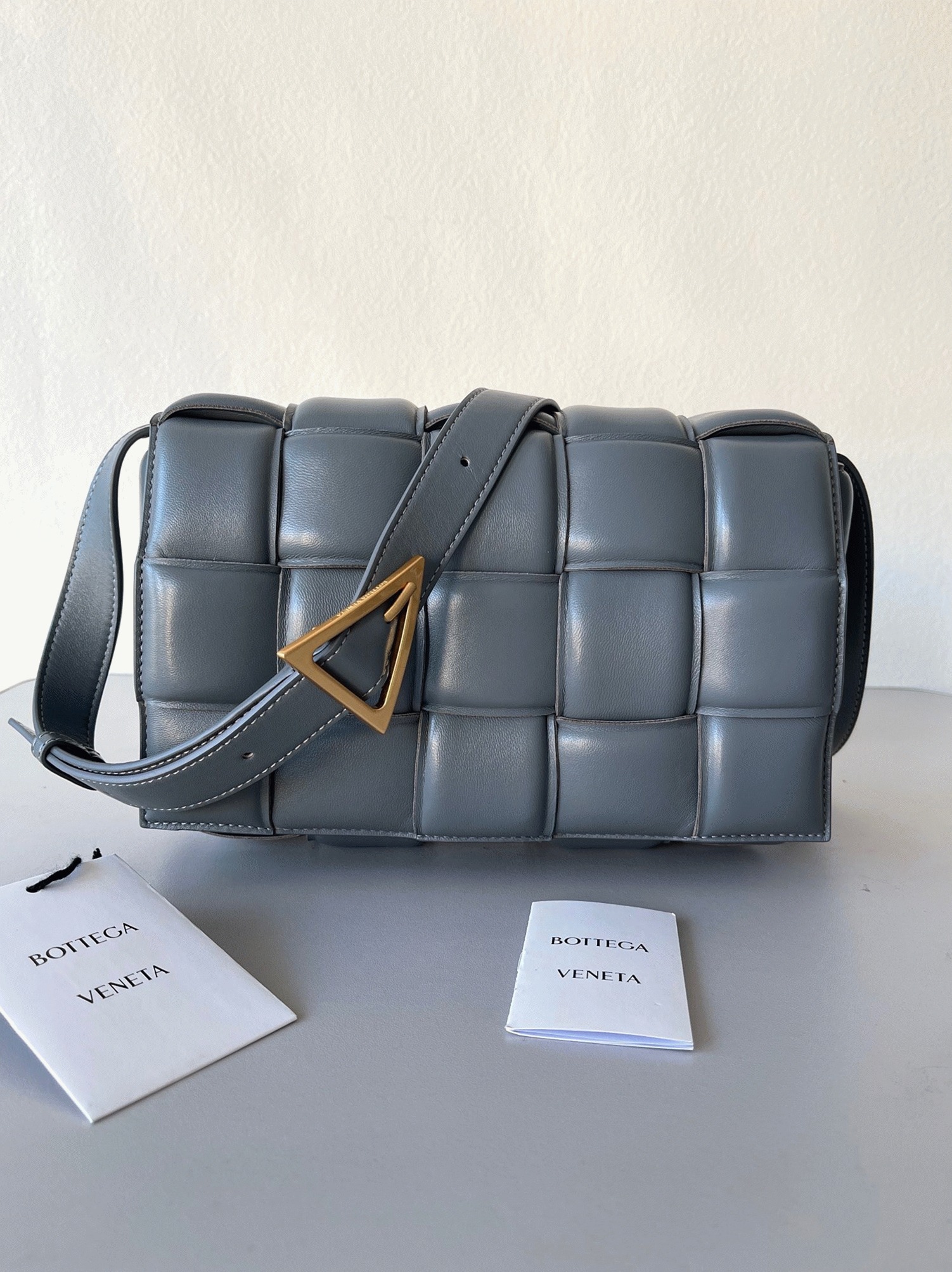 Top Quality Imitation B0tt*ga Ven*ta Padded Cassette Bag In Thunder
