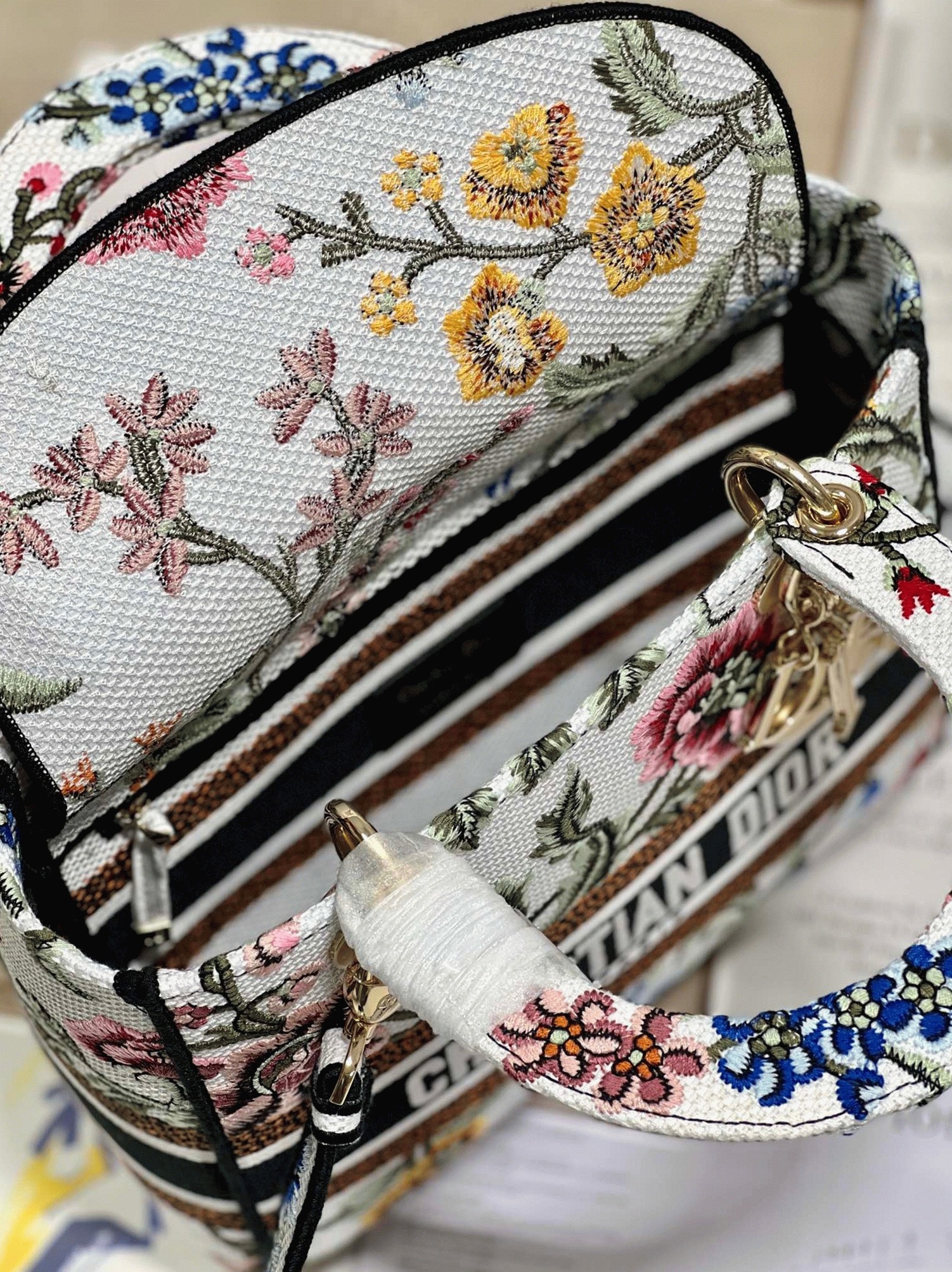 D10r Lady D-Lite Medium Bag Fake in White D10r Petites Fleurs Embroidery