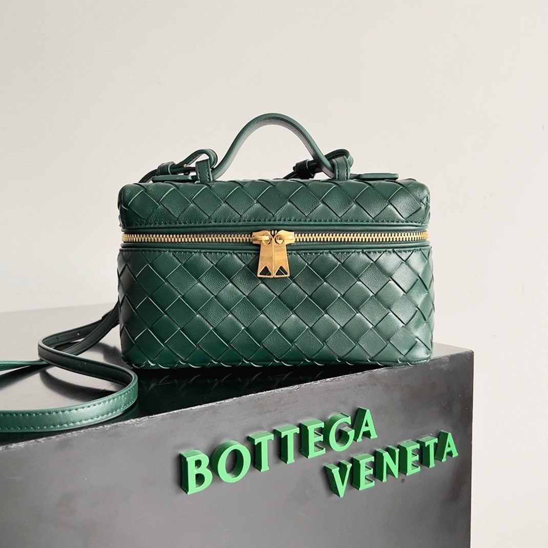 Fake B0tt*ga Ven*ta Bang Bang Vanity Case Green