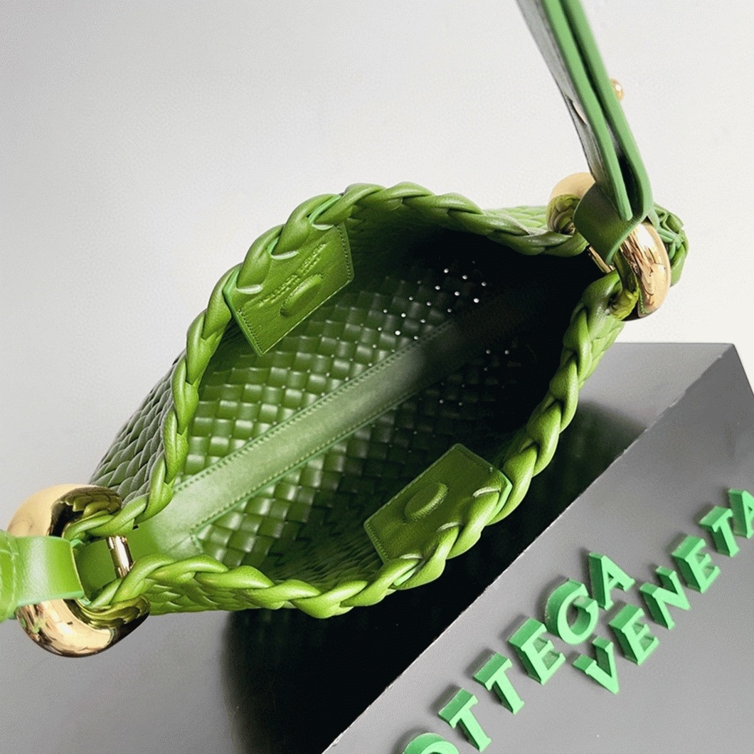Fake B0tt*ga Ven*ta Clicker Small Bag Avocado