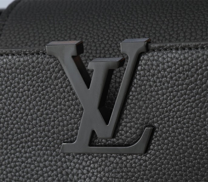 L0vis Vvtt0n Capucines East-West MM Handbag In All Black