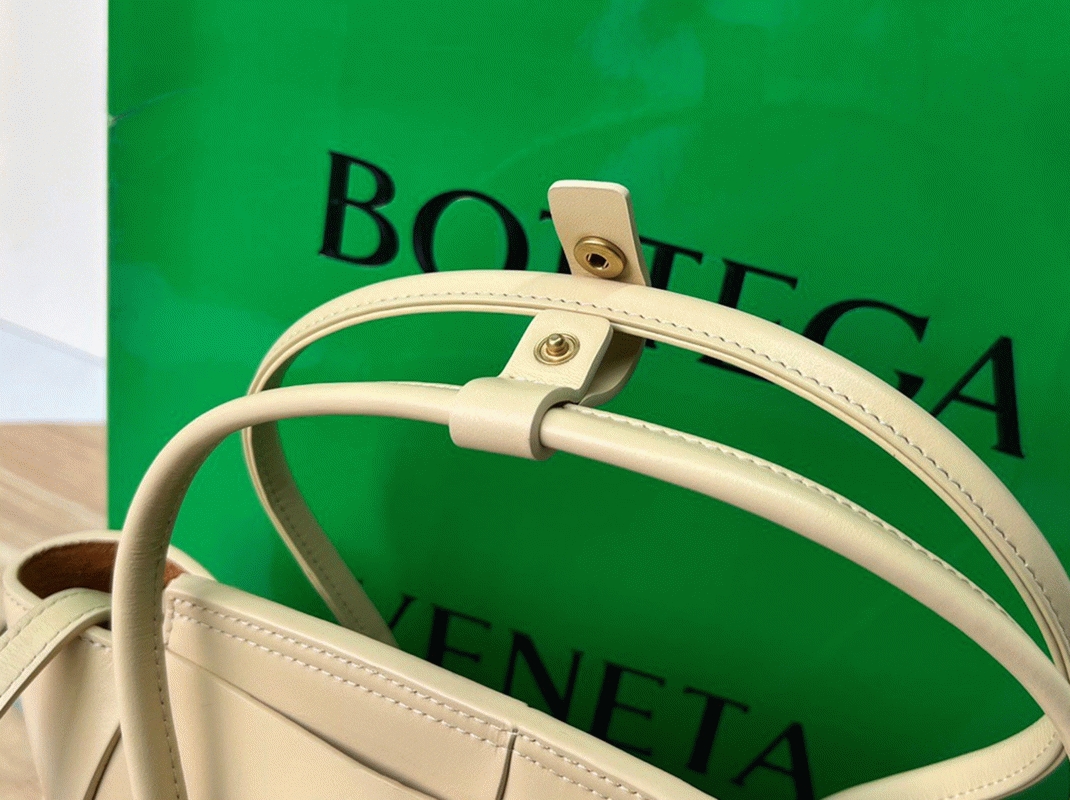 Top Quality Fake B0tt*ga Ven*ta Arco Mini Bag In Beige Intrecciato Calfskin