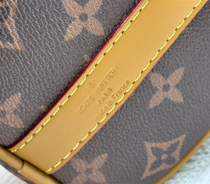 L0vis Vvtt0n Monogram Dust Canvas Keepall Bandouliere 25 City Bag In Aged Natural