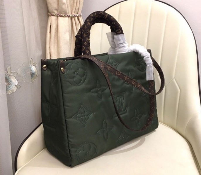L0vis Vvtt0n Econyl Regenerated Nylon Onthego GM Tote In Khaki Green