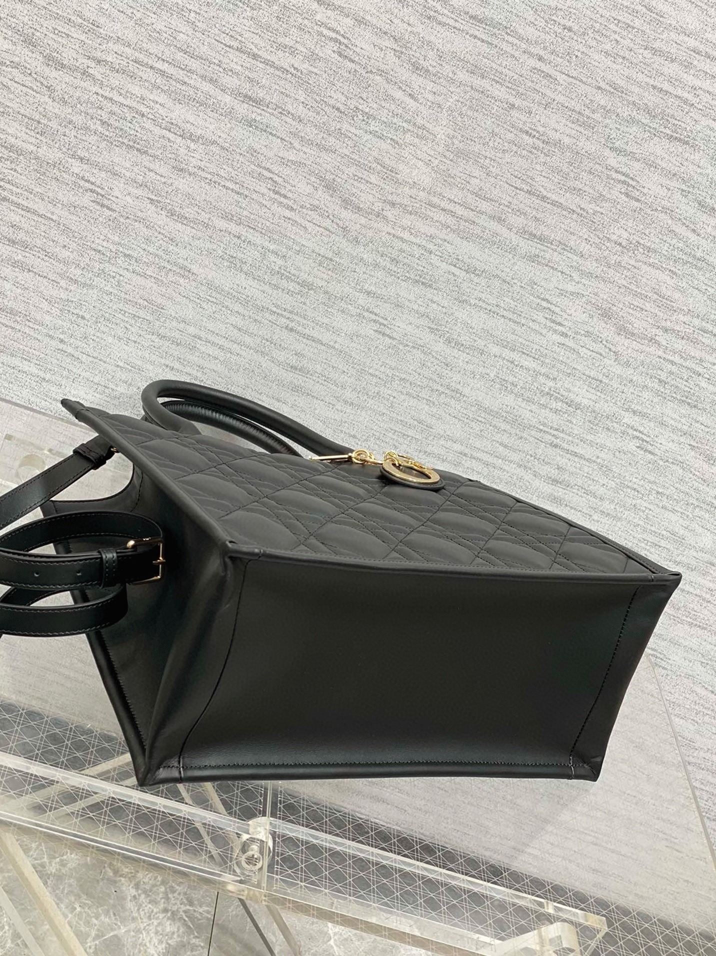 D10r Medium Book Tote Bag Fake with Strap in Black