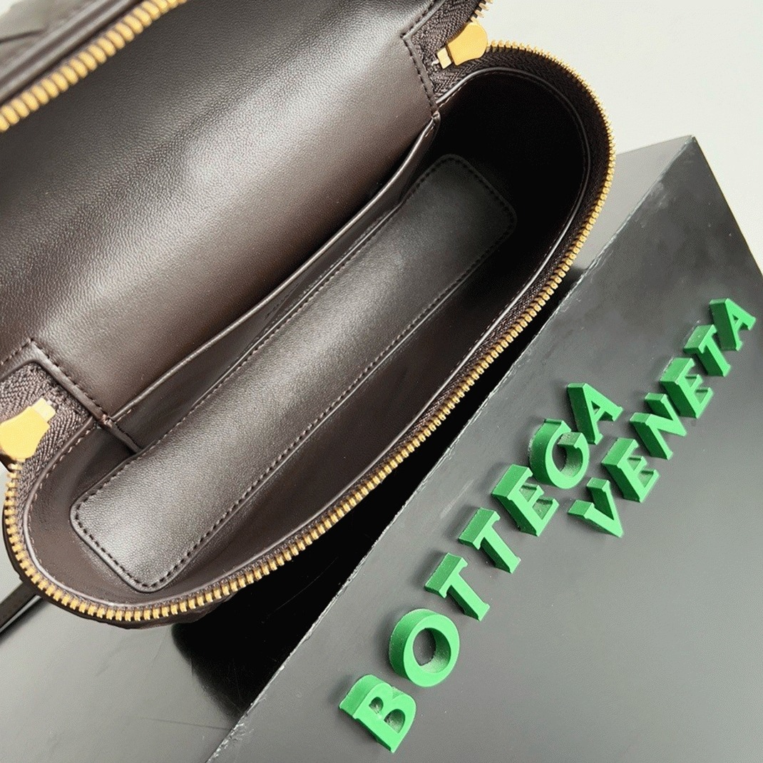 Replica B0tt*ga Ven*ta Bang Bang Vanity Case Fondant
