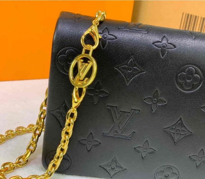 L0vis Vvtt0n Coussin Pochette In Black