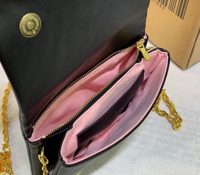 L0vis Vvtt0n Coussin Pochette In Black