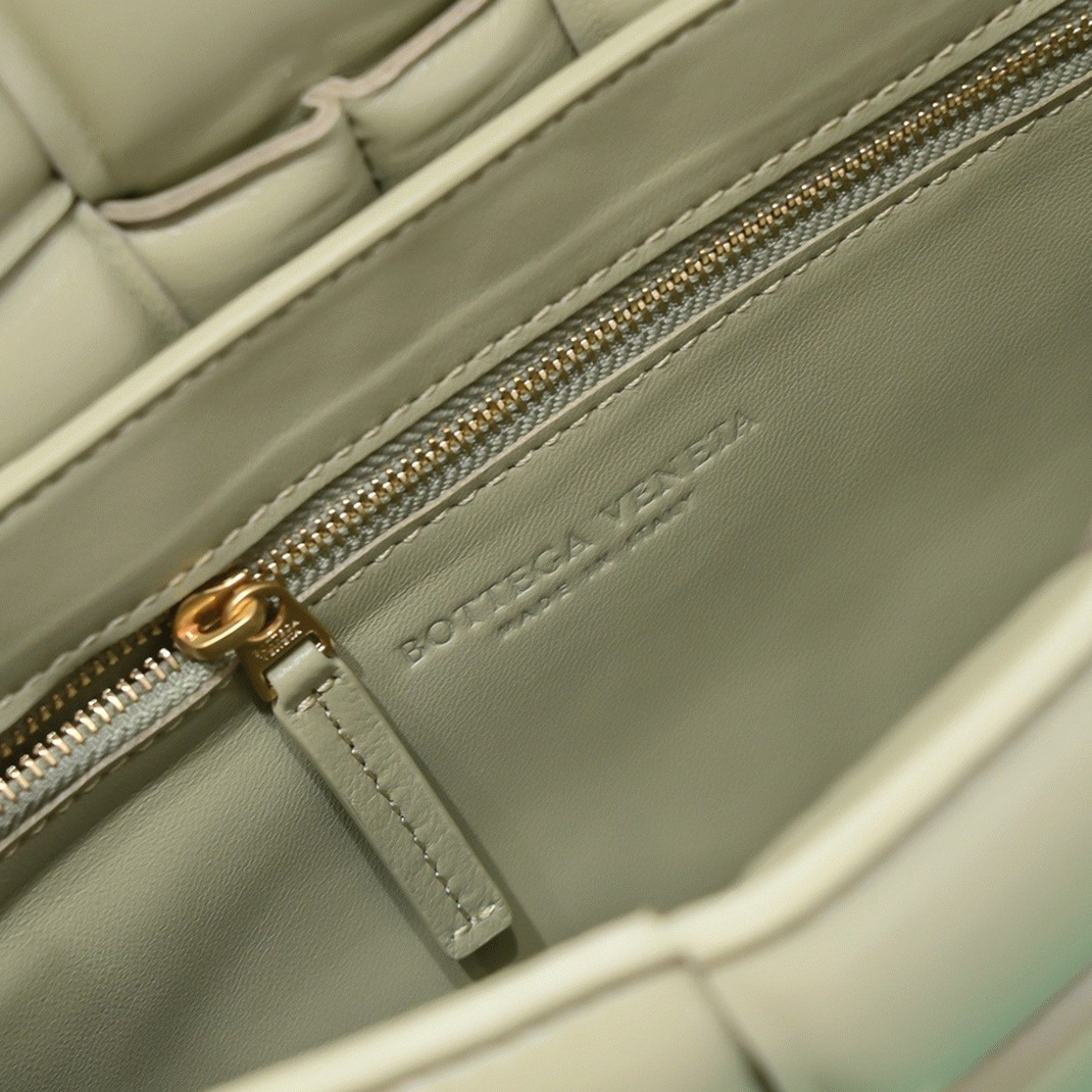 Top Quality Knockoff B0tt*ga Ven*ta Padded Cassette Bag In Travertine