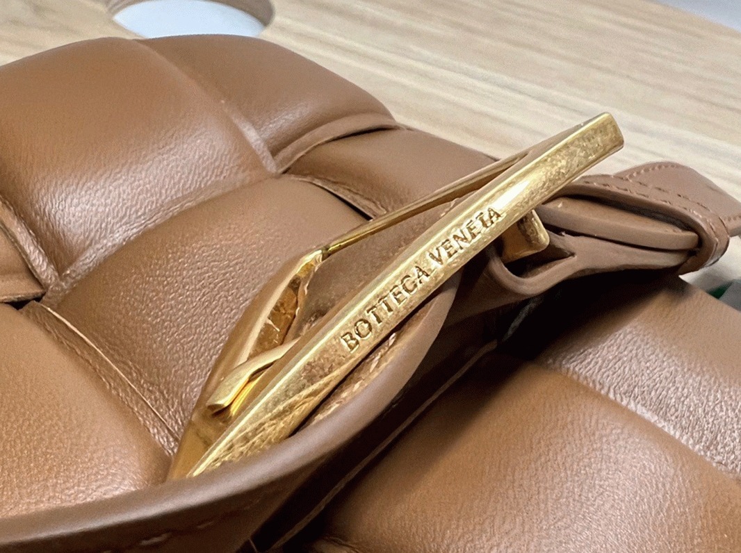 Top Quality Fake B0tt*ga Ven*ta Padded Cassette Bag In Caramel