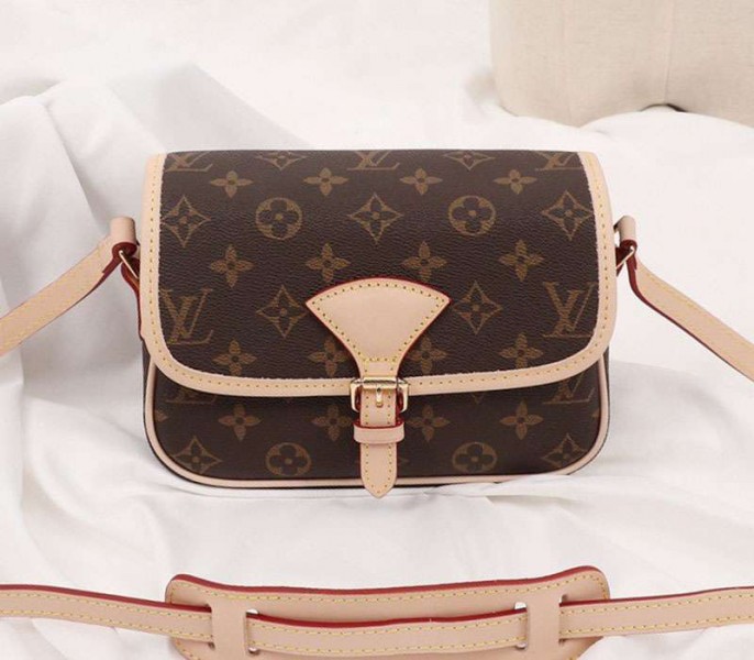 L0vis Vvtt0n Monogram Canvas Sologne BB Bag
