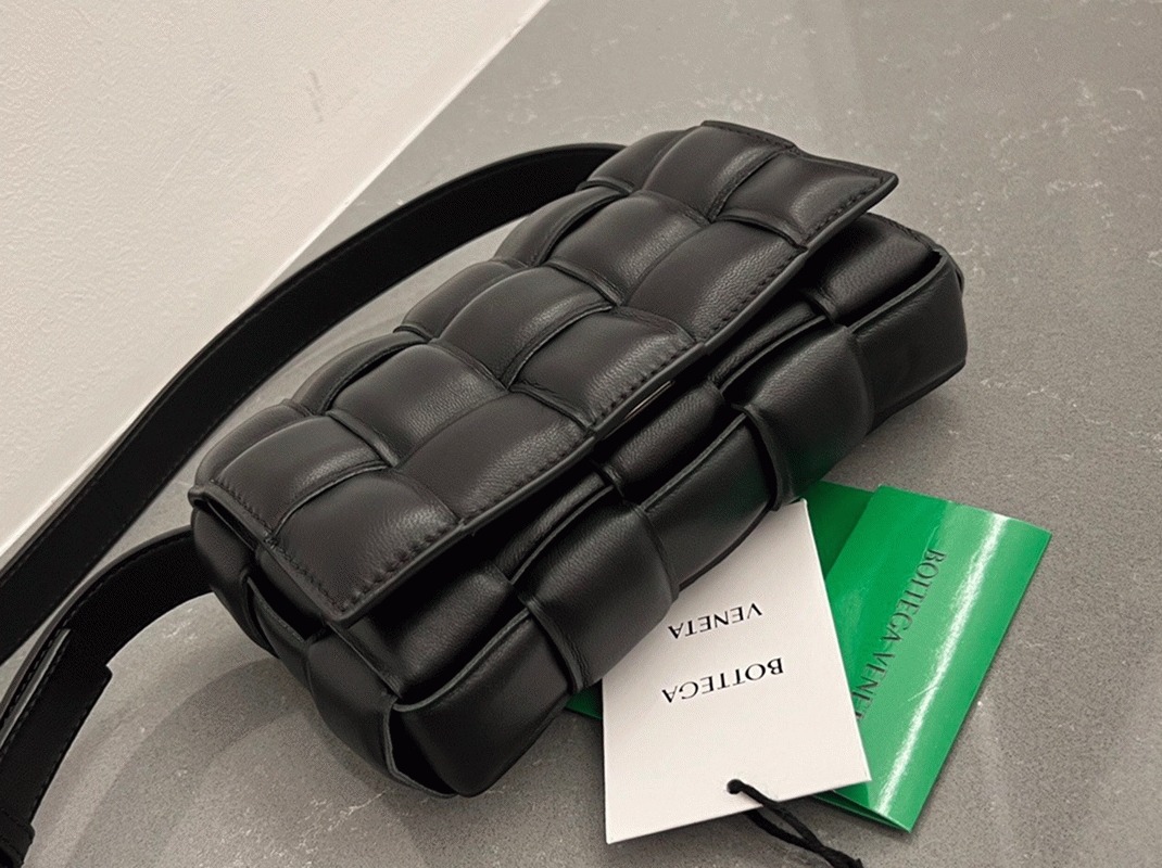 Knockoff B0tt*ga Ven*ta Small Padded Cassette Bag Black